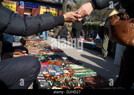 Baoguosi Temple, Marché des Antiquaires, l'un des deux grands marchés d'antiquités à Beijing, Chine. 24-Jan-2013 Banque D'Images