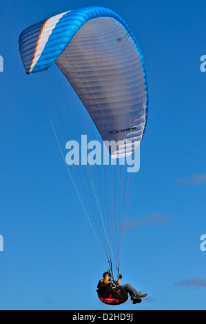 L'homme le parapente sur une plage sur la Great Ocean Road, près de Lorne à Victoria en Australie Banque D'Images