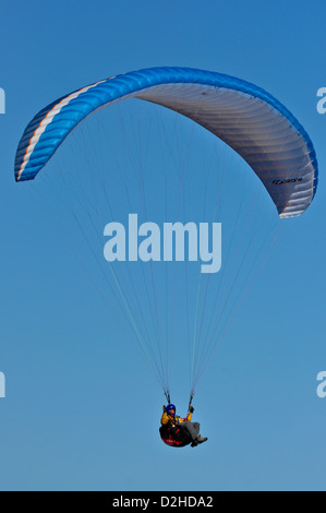 L'homme le parapente sur une plage sur la Great Ocean Road, près de Lorne à Victoria en Australie Banque D'Images