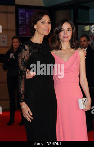 Minnie Driver et Rose Byrne à la première européenne de "Je lui donne un an" à la vue West End, Leicester Square, Londres - 24 janvier 2013 Photo par Keith Mayhew/Alamy live news. Banque D'Images