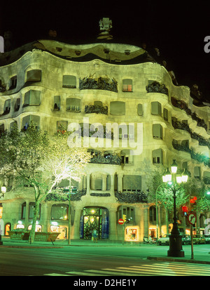 La Casa Milà (La Pedrera) de nuit, Passeig de Gràcia, Eixample, Barcelone, Province de Barcelone, Catalogne, Espagne Banque D'Images