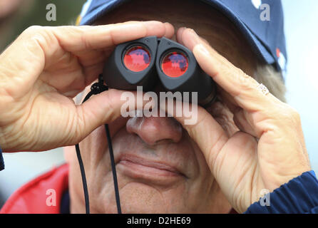 24 janvier 2013 - Carlsbad, Californie, États-Unis - 24 janvier 2013   Carlsbad Californie USA manche d'ouverture de l'assurance des agriculteurs ouvrent à Torrey Pines. | Nico Ferraro de San Diego montres Phil Mickelsons balle sur le 13e tee du Nord au cours de la manche d'ouverture de l'Open d'assurance des agriculteurs. | Mandatory Crédit photo : Photo par Sean M. Haffey /UT San Diego/Copyright 2013 U-T San Diego (crédit Image : © U-T San Diego/ZUMAPRESS.com) Banque D'Images