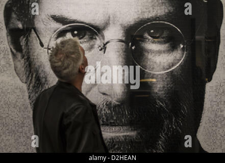 24 janvier 2013 - Los Angeles, Californie, États-Unis - un homme regarde une oeuvre d'art par Alex Guofeng Cao dans la 18e édition de la manifestation artistique. (Crédit Image : © Chiu/ZUMAPRESS.com) Ringo Banque D'Images