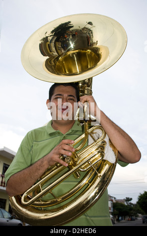 Un joueur de tuba avec une banque d'effectuer à l'extérieur d'un bar de la rue dans le vieux Mazatlan, Mexique. Banque D'Images