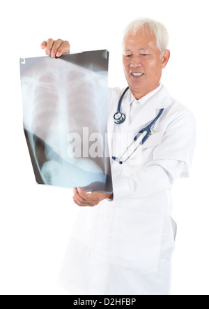 Senior adult Asian medical doctor checking sur x-ray image isolés fond blanc Banque D'Images