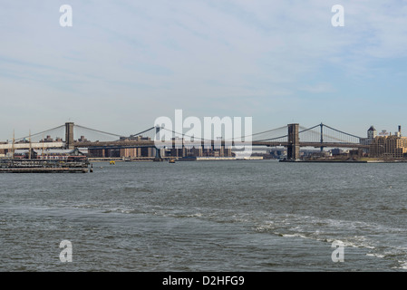 Une vue sur le pont de Manhattan et le pont de Brooklyn de l'Statne Island Ferry. Banque D'Images