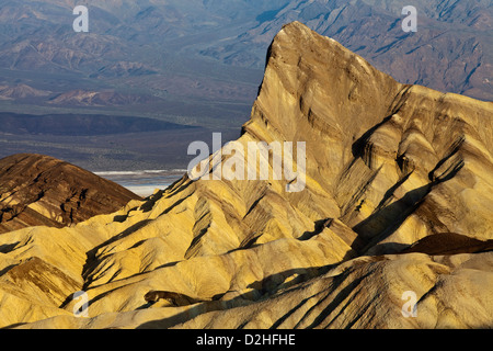 Début de lumière sur Manly Pic de Zabriskie Point dans la région de Death Valley National Park, en Californie. Banque D'Images