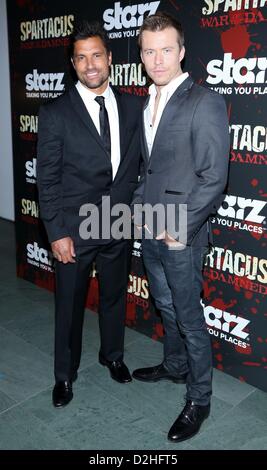 Manu Bennett, Todd Lasance aux arrivées de Spartacus : WAR OF THE DAMNED, Premiere Saison MoMA Museum of Modern Art, New York, NY, 24 janvier 2013. Photo par : Andres Otero/Everett Collection Banque D'Images