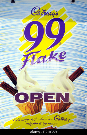 Open sign et publicité pour Cadbury's 99 de la crème glacée, England, UK Banque D'Images