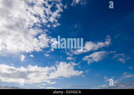 Ciel nuageux, avec un peu de bleu et le soleil derrière les nuages. Banque D'Images