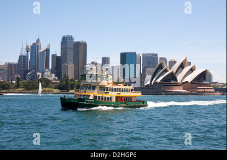 Première flotte de traversiers de la classe 'Charlotte' passant de l'Opéra de Sydney sur Bennelong Point Le Port de Sydney Sydney, Australie Banque D'Images