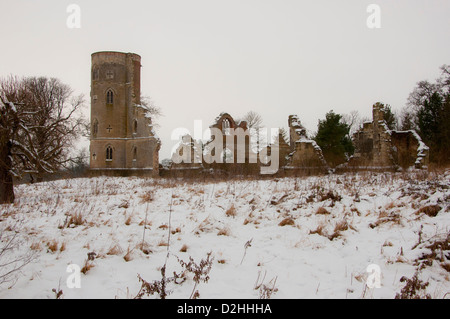 La folie de l'époque gothique Wimpole ruines dans la tour gothique de la neige Banque D'Images