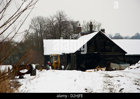 Bâtiments ferme dans la neige Banque D'Images