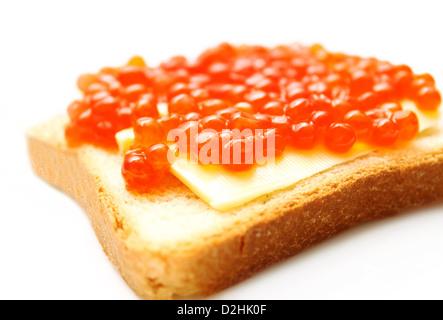 Gros plan du caviar rouge sandwich sur fond blanc Banque D'Images