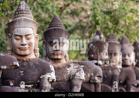 Chiffres tuteurs staues porte sud d'Angkor Thom, au Cambodge Banque D'Images