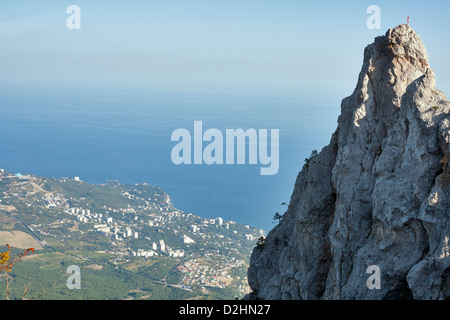 Vue sur Koreïz et falaise de montagne Ai-Petri. La Crimée. L'Ukraine. Banque D'Images