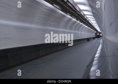 Tunnel gris abstrait avec porte de l'ascenseur aux extrémités Banque D'Images