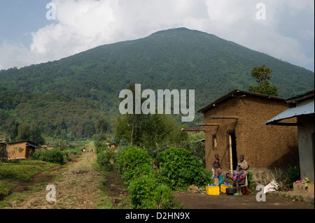 Village au pied du Mont Bisoke, le parc national des volcans, Rwanda Banque D'Images