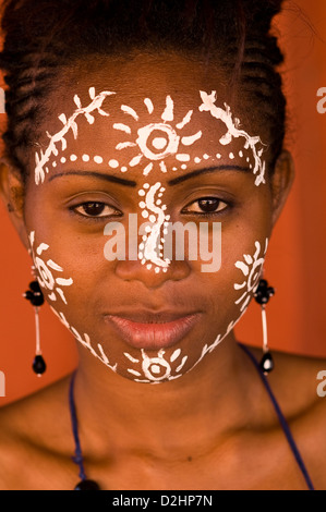 Fille avec la peinture pour le visage traditionnel, Diego Suarez (Antsiranana), Madagascar Banque D'Images