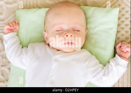 Mignon bébé nouveau-né de dormir dans le lit oreiller Banque D'Images