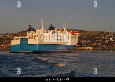 NorthLink Ferry approche de Stromness, îles Orcades Banque D'Images