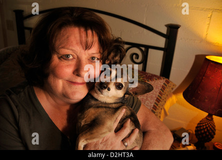 Un malade chronique senior patient tient son chien de compagnie. Banque D'Images