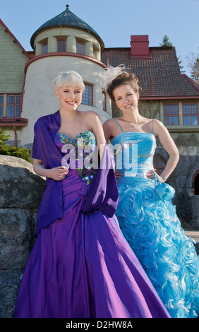 Deux dames en robe de soiree talk chateau avant Photo Stock Alamy