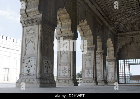 Floral design piliers du pavillon, construit en marbre blanc, Diwan-i-Khas, Fort Rouge, Delhi, Inde Banque D'Images