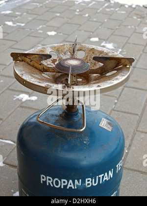 Bouteille de gaz touristiques portable avec brûleur à gaz Banque D'Images