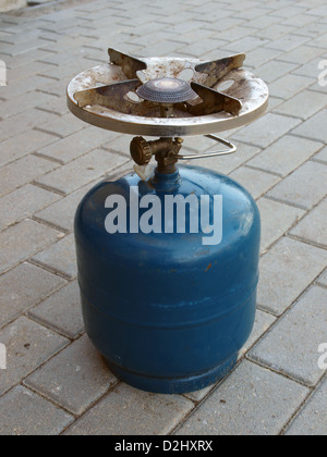 Bouteille de gaz touristiques portable avec brûleur à gaz Banque D'Images