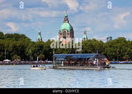 Bateau d'excursion avec les touristes sur le lac artificiel Maschsee et nouvel Hôtel de Ville / Neues Rathaus en arrière-plan, Hanovre, Allemagne Banque D'Images