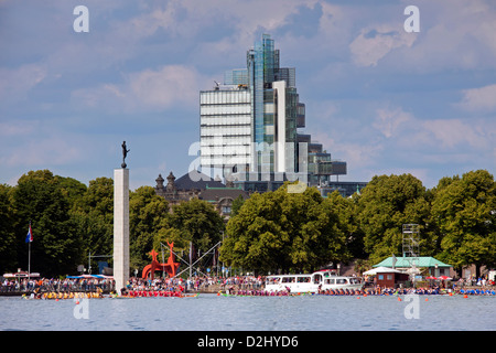 Lac artificiel sur la race Dragonboat Maschsee et la Norddeutsche Landesbank en arrière-plan, Hanovre, Basse-Saxe, Allemagne Banque D'Images