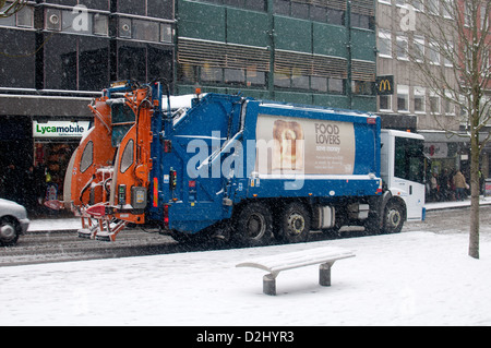 Véhicule de collecte de déchets par temps de neige, centre-ville de Coventry, Royaume-Uni Banque D'Images