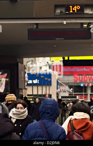 New York, USA. Le 25 janvier 2013. Un thermomètre à l'extérieur de la gare Pennsylvania Station indique 14 degrés Fahrenheit (-10 Celsius) comme les New-yorkais s'emmitoufler pour un autre jour de froid intense, avec de la neige dans les prévisions de ce soir. Crédit : Joseph Reid / Alamy Live News Banque D'Images