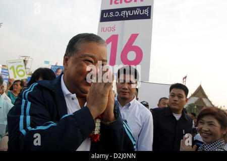 Bangkok, Thaïlande. 25 Jan 2013. M. Sukhumbhand Paribatra greeting ses partisans avant de continuer sa campagne sur scène. Bangkok , Thaïlande . Ancien gouverneur de Bangkok Sukhumbhand Paribatra, le 15e gouverneur de Bangkok en 2009 qui se déroulera à l'élection sous la bannière du Parti démocrate de l'opposition premier grand discours à l'hôtel de ville de Bangkok . L'ancien gouverneur de Bangkok a déclaré que s'il est réélu, ses quatre années d'expérience lui donnera un avantage à continuer son travail. La 16e élection du gouverneur de Bangkok est le 3 mars , 2013 . Un Sahakorn Crédit : Piti / Alamy Live News Banque D'Images