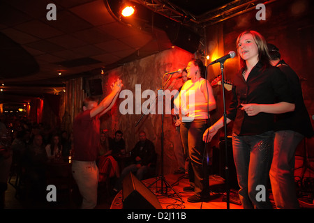 Poznan, Pologne, concert de rock dans un bar Banque D'Images