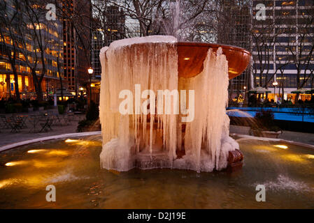 New York, USA. 24 janvier 2013. Les gens se rassemblent pour regarder le Bryant Park fontaine qui est devenu partiellement congelée au fil du temps très froid au Bryant Park le 24 janvier 2013 à New York. Credit : Donald bowers / Alamy Live News Banque D'Images