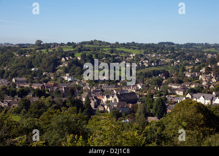 La vue sur la ville nichée dans son Nailsworth vallée sur le bord de la région des Cotswolds, Gloucestershire, Royaume-Uni Banque D'Images