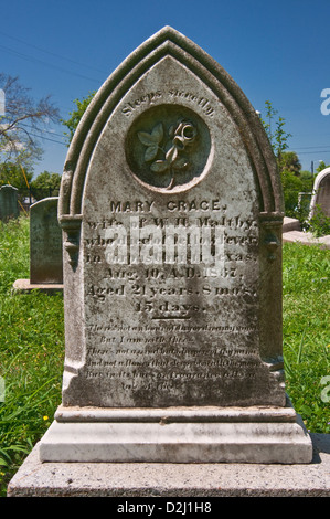 Pierre tombale du 19e siècle à l'ancien cimetière de Bayview, Corpus Christi, la Côte du Golfe, Texas, États-Unis Banque D'Images