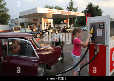 De Hrodna, en Biélorussie, les clients lors d'une station d'essence Lukoil Banque D'Images