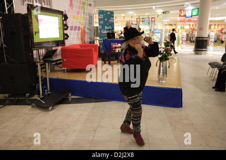 Gdansk, Pologne 25, janvier 2013 73 ans Dame Barbara Szmyt aka DJ Wika effectue au cours de l'événement pour les aînés à Gdansk. Wika DJ DJ Lady est la plus ancienne en Pologne. Credit : Michal Fludra / Alamy Live News Banque D'Images