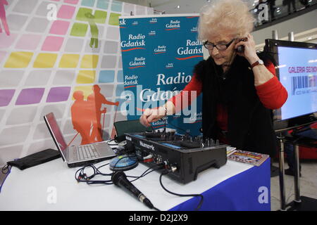 Gdansk, Pologne 25, janvier 2013 73 ans Dame Barbara Szmyt aka DJ Wika effectue au cours de l'événement pour les aînés à Gdansk. Wika DJ DJ Lady est la plus ancienne en Pologne. Credit : Michal Fludra / Alamy Live News Banque D'Images