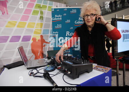 Gdansk, Pologne 25, janvier 2013 73 ans Dame Barbara Szmyt aka DJ Wika effectue au cours de l'événement pour les aînés à Gdansk. Wika DJ DJ Lady est la plus ancienne en Pologne. Credit : Michal Fludra / Alamy Live News Banque D'Images