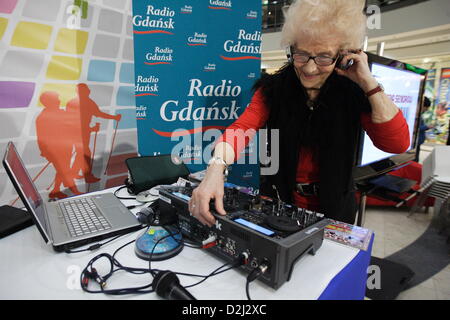 Gdansk, Pologne 25, janvier 2013 73 ans Dame Barbara Szmyt aka DJ Wika effectue au cours de l'événement pour les aînés à Gdansk. Wika DJ DJ Lady est la plus ancienne en Pologne. Credit : Michal Fludra / Alamy Live News Banque D'Images