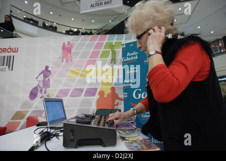 Gdansk, Pologne 25, janvier 2013 73 ans Dame Barbara Szmyt aka DJ Wika effectue au cours de l'événement pour les aînés à Gdansk. Wika DJ DJ Lady est la plus ancienne en Pologne. Credit : Michal Fludra / Alamy Live News Banque D'Images