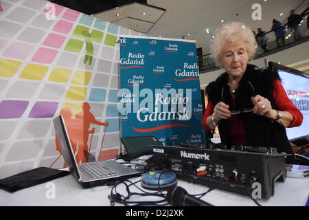 Gdansk, Pologne 25, janvier 2013 73 ans Dame Barbara Szmyt aka DJ Wika effectue au cours de l'événement pour les aînés à Gdansk. Wika DJ DJ Lady est la plus ancienne en Pologne. Credit : Michal Fludra / Alamy Live News Banque D'Images