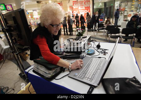 Gdansk, Pologne 25, janvier 2013 73 ans Dame Barbara Szmyt aka DJ Wika effectue au cours de l'événement pour les aînés à Gdansk. Wika DJ DJ Lady est la plus ancienne en Pologne. Credit : Michal Fludra / Alamy Live News Banque D'Images