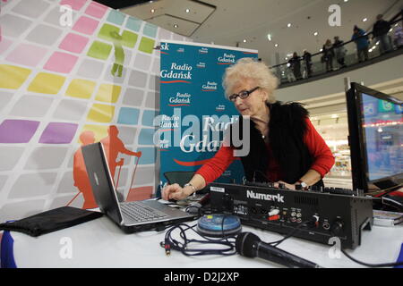 Gdansk, Pologne 25, janvier 2013 73 ans Dame Barbara Szmyt aka DJ Wika effectue au cours de l'événement pour les aînés à Gdansk. Wika DJ DJ Lady est la plus ancienne en Pologne. Credit : Michal Fludra / Alamy Live News Banque D'Images