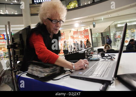 Gdansk, Pologne 25, janvier 2013 73 ans Dame Barbara Szmyt aka DJ Wika effectue au cours de l'événement pour les aînés à Gdansk. Wika DJ DJ Lady est la plus ancienne en Pologne. Credit : Michal Fludra / Alamy Live News Banque D'Images