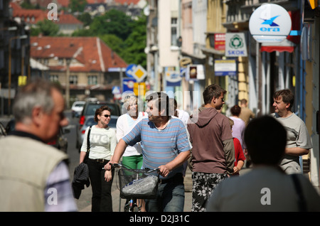 Wrocław, Pologne, les passants sur la route principale dans le centre-ville Banque D'Images